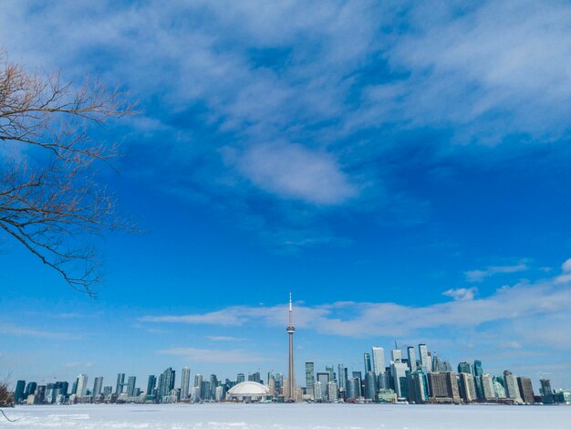 Die Skyline von Toronto von den Toronto-Inseln über dem zugefrorenen Ontariosee gesehen