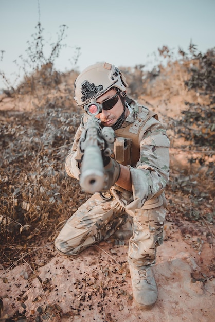 Die Soldaten richteten eine Waffe gezielt auf den Feind