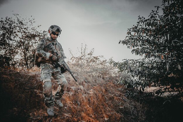 Die Soldaten richteten eine Waffe gezielt auf den Feind