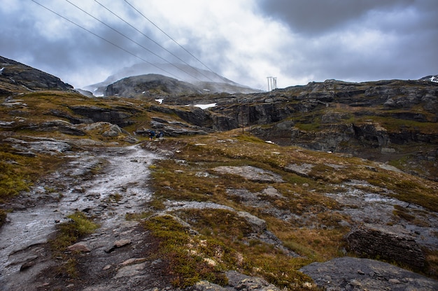 Die Sommeransicht von Trolltunga in Odda, See Ringedalsvatnet, Norwegen.