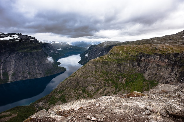 Die Sommeransicht von Trolltunga in Odda, See Ringedalsvatnet, Norwegen.