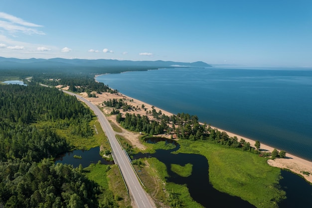 Die Sommerbilder des Baikalsees sind ein Risssee in Südsibirien, Russland. Baikalsee-Sommerlandschaftsansicht. Augenansicht der Drohne.