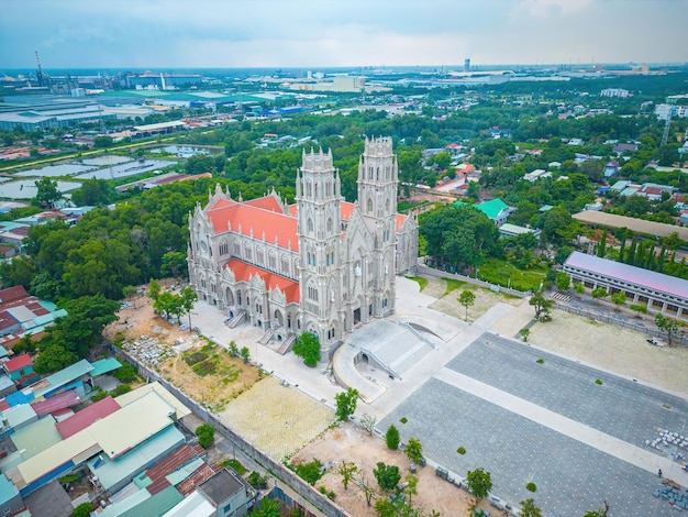 Die Song Vinh Kirche, auch bekannt als Pfarrei Song Vinh in Phu My, die Touristen anzieht, um sie an Wochenenden in Vung Tau zu besuchen. Die vietnamesische Song Vinh Kirche hat ein Baugebäude, das wie Frankreich aussieht