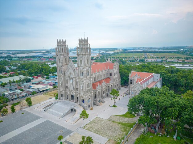 Die Song Vinh Kirche, auch bekannt als Pfarrei Song Vinh in Phu My, die Touristen anzieht, um sie an Wochenenden in Vung Tau zu besuchen. Die vietnamesische Song Vinh Kirche hat ein Baugebäude, das wie Frankreich aussieht