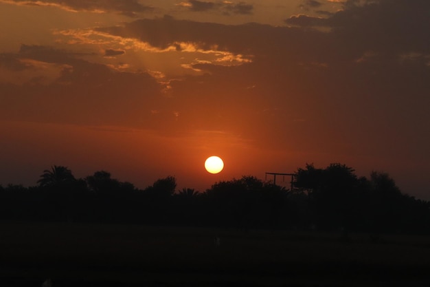 Die Sonne geht am Abend unter