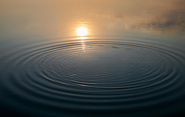 Die Sonne geht auf dem Wasser unter