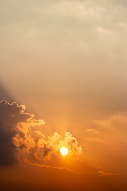 Die Sonne geht früh am Morgen auf.