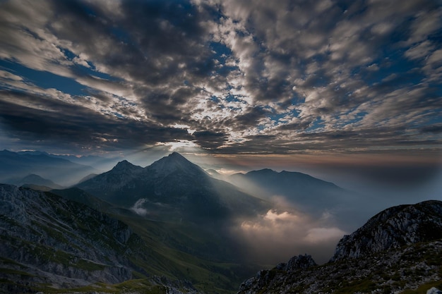 Die Sonne geht hinter dem Berg auf