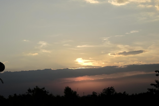 Die Sonne geht hinter Wolken unter