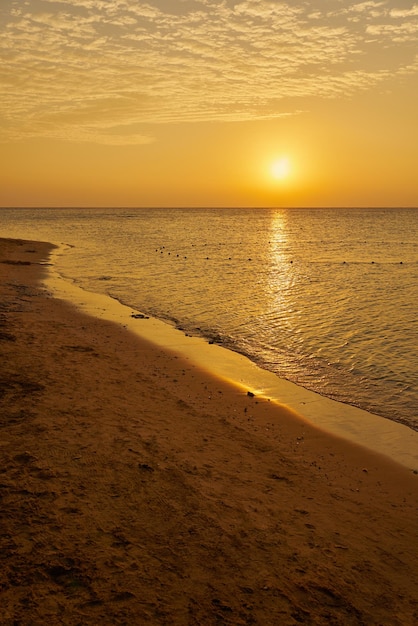 Die Sonne geht im Morgengrauen über dem Roten Meer auf