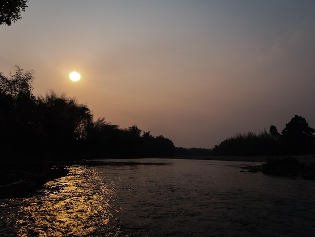 Die Sonne geht über dem Fluss unter