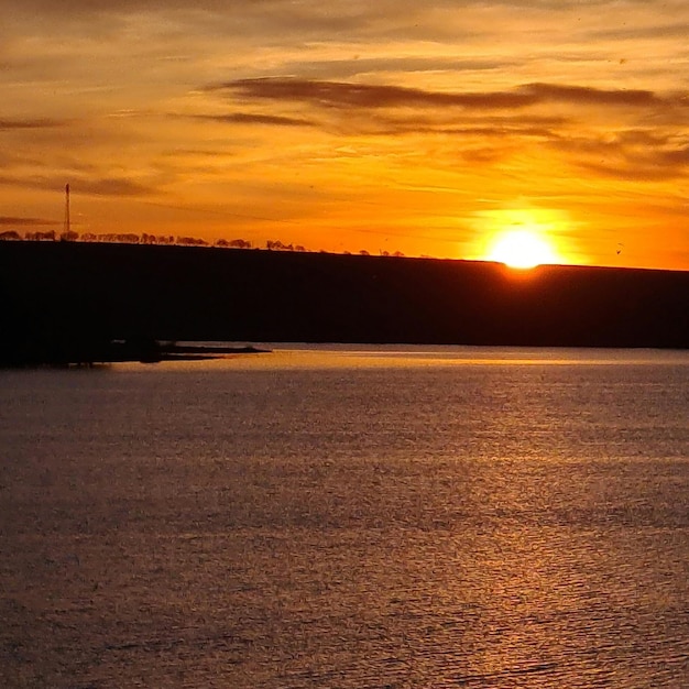 Die Sonne geht über dem Wasser unter