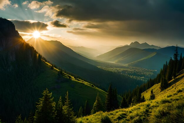 Die Sonne geht über einer Bergkette unter.