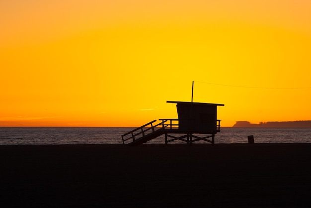 Die Sonne geht unter über Venice Beach an einem weiteren perfekten Los Angeles-Tag in Kalifornien, USA