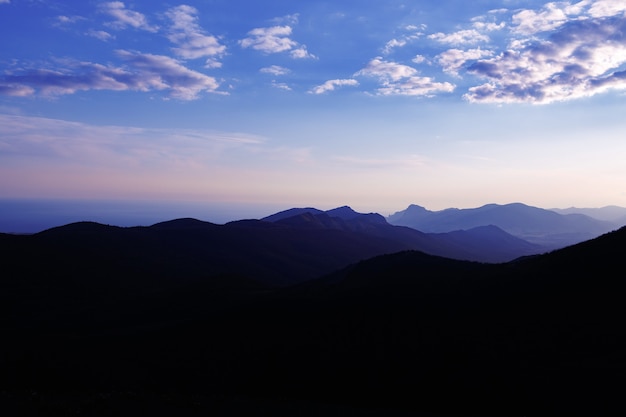 Die Sonne ging in der Berglandschaft unter