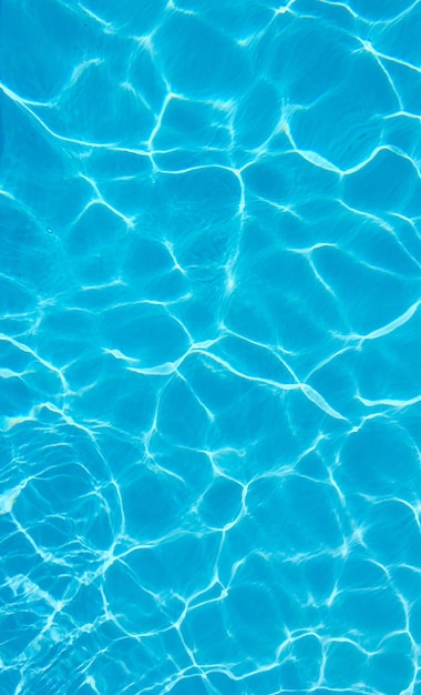 Die Sonne reflektiert sich in einem Schwimmbad und erzeugt Muster