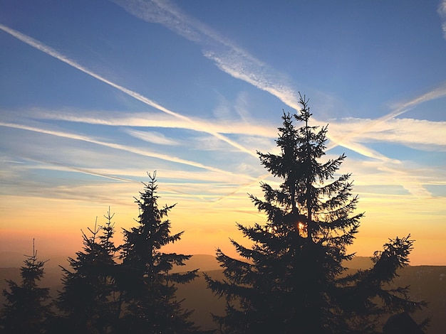 Die Sonne scheint durch die Wolken über die Landschaft