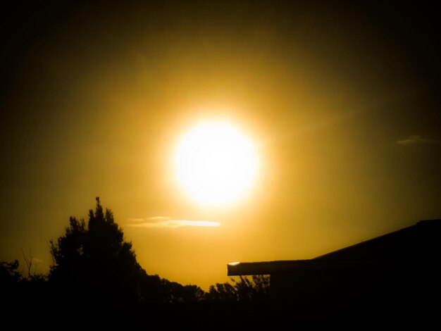 Foto die sonne scheint durch die wolken