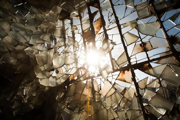 Foto die sonne scheint durch ein zerbrochenes glasgebäude