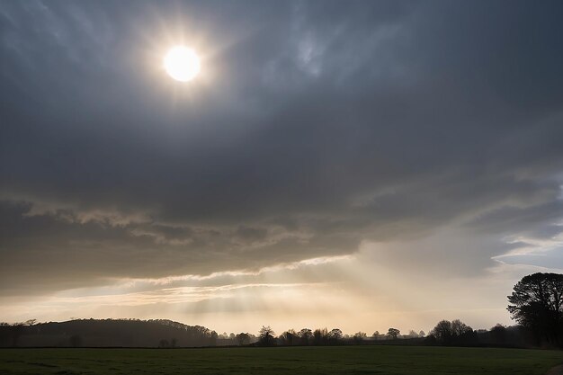 Die Sonne scheint durch tiefe Wolken