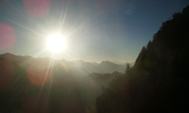 Foto die sonne scheint über den bergen