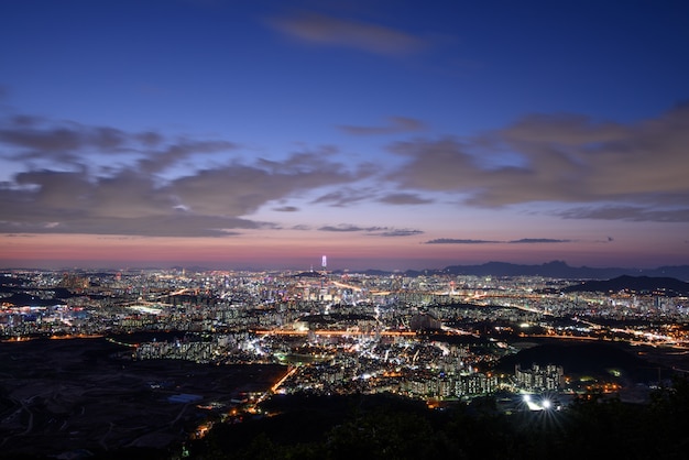 Die Sonnenuntergang- und Nachtansicht von Seoul von Namhansansung