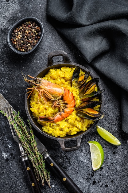 Die spanische Paella mit Meeresfrüchtegarnelen, Garnelen, Muscheln