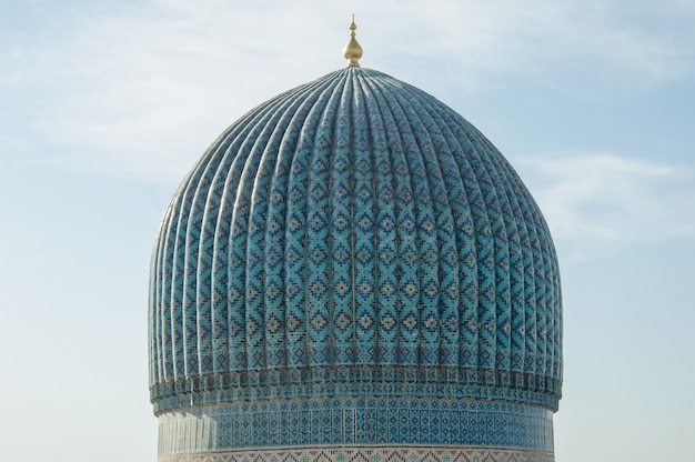 Die Spitze der Kuppel mit Fliesen und Mosaiken im alten asiatischen Stil Architektur Zentralasiens