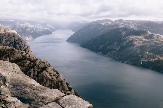 Die Spitze des Mount Preikestolen (Kanzelfelsen) in Norwegen