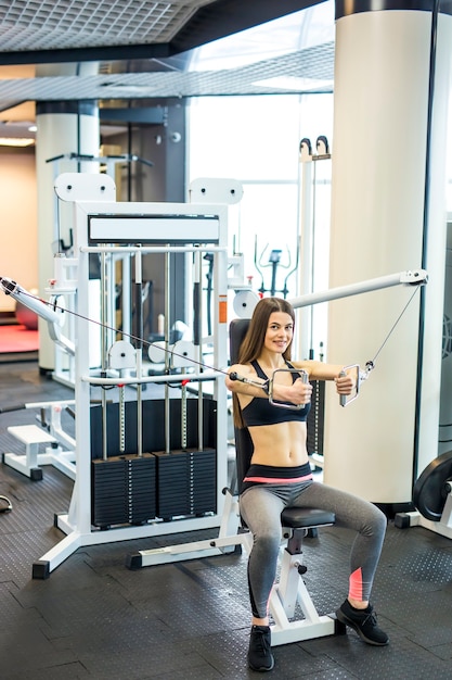 Die Sportlerin beim Training am Trainingsgerät