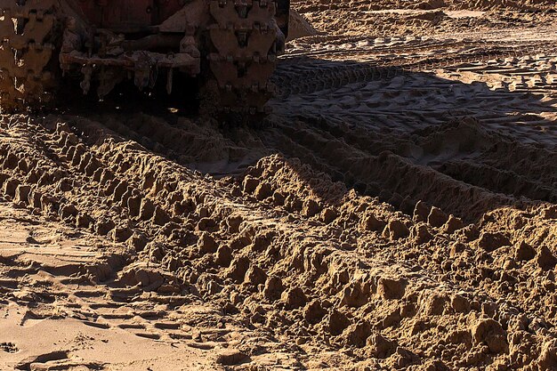 Die Spur des Traktors auf dem Boden