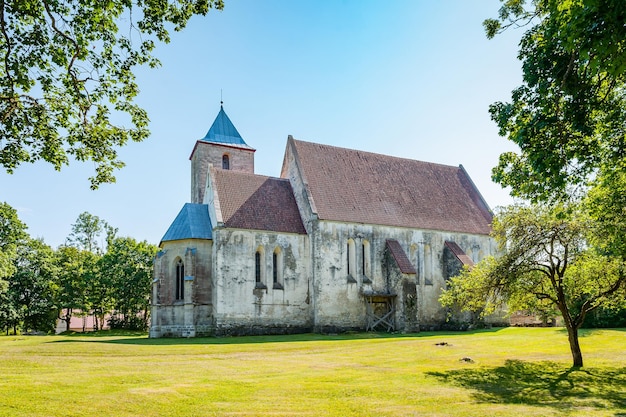 Die St.-Martins-Kirche in Valjala ist die älteste Kirche in Estland