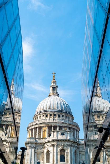 Die St. Paul's Cathedral Kirche spiegelt sich in den Glaswänden von One New Change in London wider.