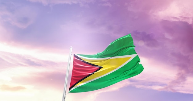 Die Staatsflagge von Guyana schwingt im wunderschönen Himmel