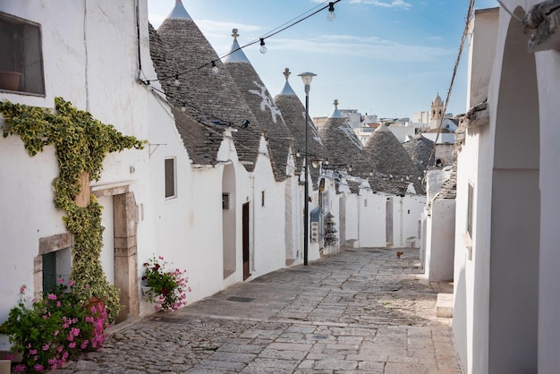 Die Stadt Alberobello in Italien ist berühmt für ihre historischen Trullo-Häuser