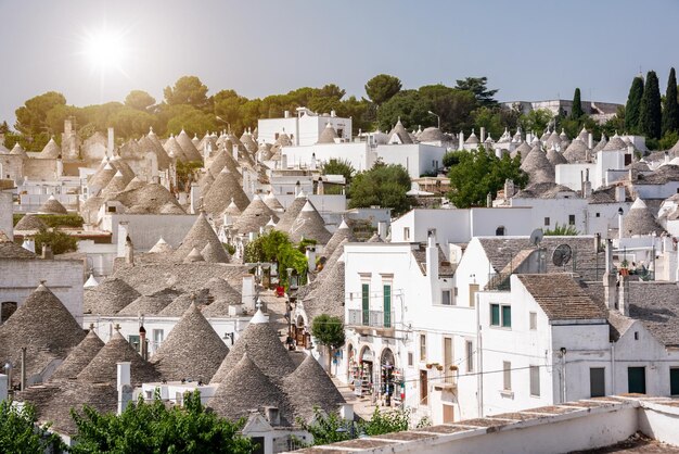 Die Stadt Alberobello in Italien ist berühmt für ihre historischen Trullo-Häuser