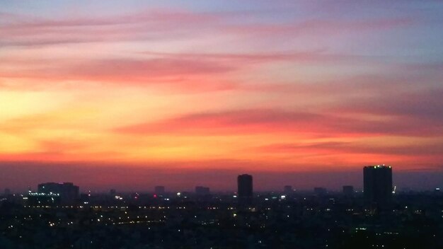 Foto die stadt beim sonnenuntergang