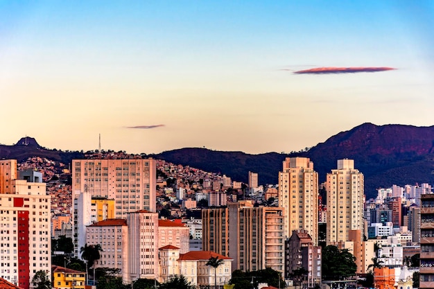 Die Stadt Belo Horizonte im Bundesstaat Minas Gerais bei Sonnenuntergang