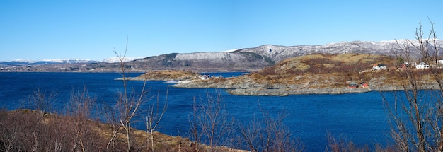 Die Stadt Bodo und ihre Umgebung tagsüber im Sommer Landschaftsansicht eines Sees vor blauem Himmel im Grünen Ruhiges und ruhiges Urlaubsziel in uriger Natur