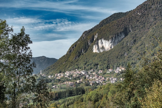 Die Stadt Cornalba mit ihrer Felsklippe Bergamo Italien