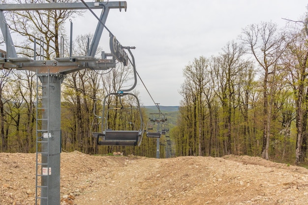 Die Stadt Goryachy Klyuch Sessellifte im Wald Eine Seilbahn zum Aufstieg auf den Gipfel des Berges ohne Menschen