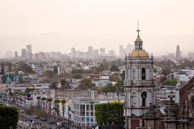 Die Stadt Guadalupe mit Panoramablick auf die Basilika von Guadalupe mit Blick auf Mexiko-Stadt