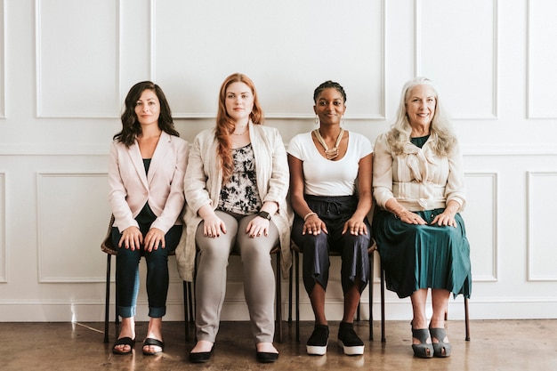 Die Stärkung wunderschöner Geschäftsfrauen, die zusammensitzen