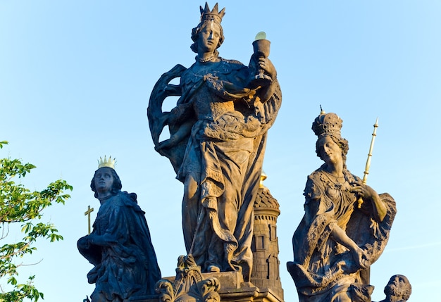 Die Statue der Heiligen Barbara, Margaret und Elisabeth auf der Karlsbrücke (Prag, Tschechien). 1707 von Ferdinand Brokoff modelliert