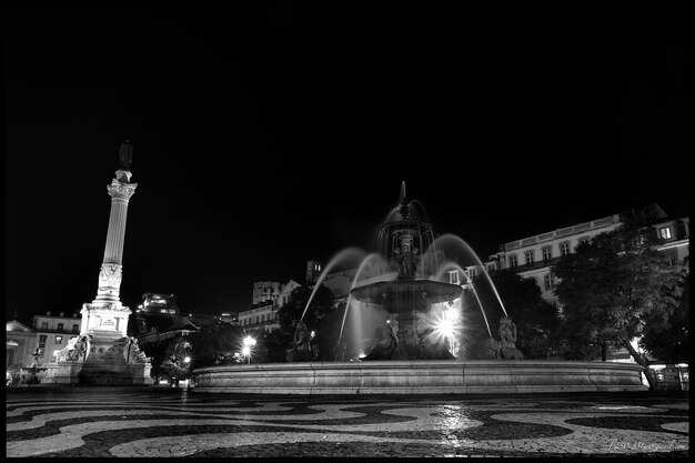 Foto die statue des brunnen in der nacht