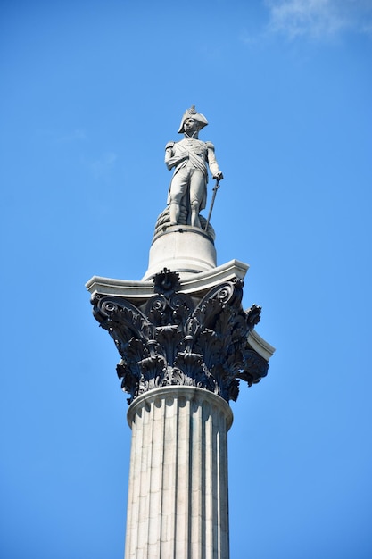 Die Statue von Admiral Nelson, die auf der Nelsonsäule in London sitzt