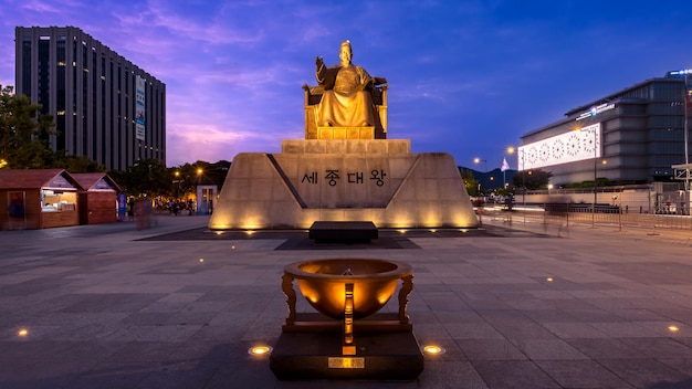 Foto die statue von könig sejong am gwanghwamun-platz in der nacht ist ein wichtiges wahrzeichen in südkorea