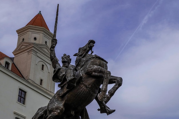 Die Statue von König Svatopluk vor der Burg Bratislava Slowakei