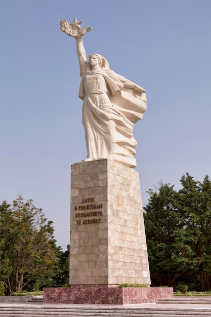 Die Statue von Mutter Albanien befindet sich auf dem Nationalen Märtyrerfriedhof von Albanien in Tirana