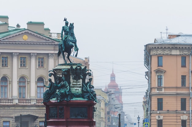 Die Statue von Nikolaus 1 in St. Petersburg und der Blick auf die neblige Stadt.